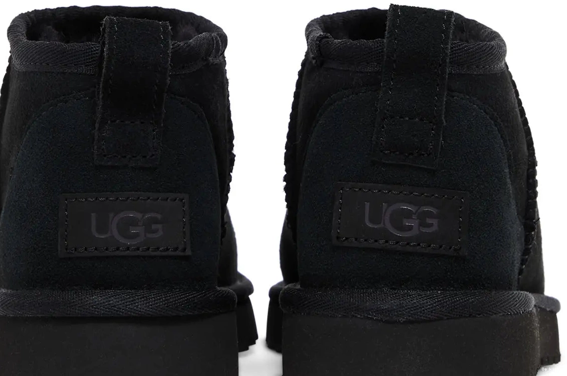 W Mini Classic Ultra Black UGG 0725